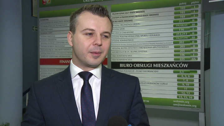 Coraz więcej urzędów wdraża płatności mobilne. Za wydanie dokumentów i rejestrację pojazdu można już zapłacić smartfonem