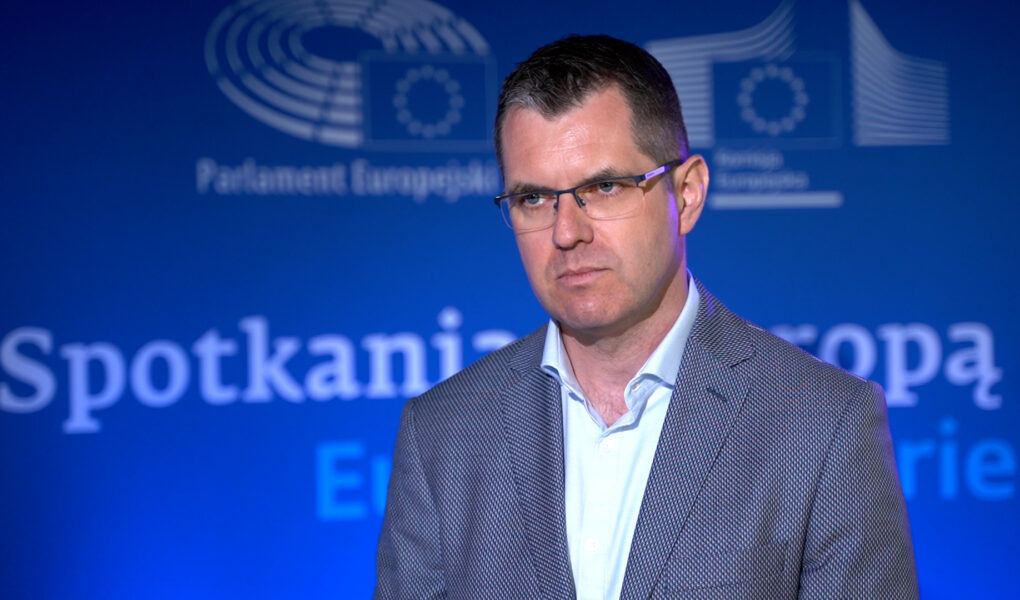 Coraz więcej Polaków widzi korzyści płynące z obecności w UE. Co ósmy wciąż jednak nie potrafi ich wskazać