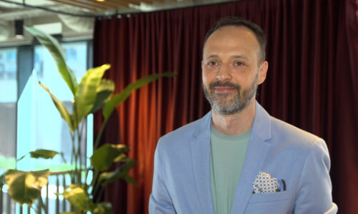 Interakcja z firmą jest dla klientów równie ważna jak jej produkty. Biznes wykorzystuje do tego AI