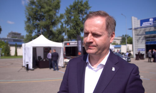 Polacy z niejednoznacznymi opiniami na temat autonomicznych pojazdów. Wiedzą o korzyściach, ale zgłaszają też obawy