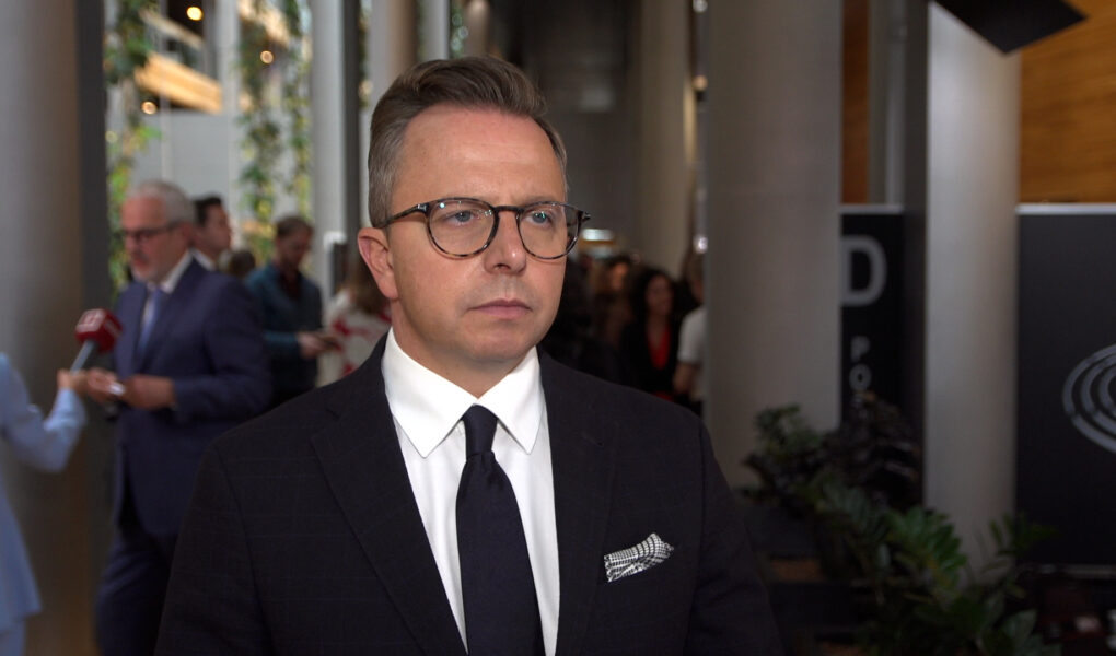 KE zapowiada przegląd przepisów dotyczących zakazu sprzedaży aut spalinowych. Zdaniem polskich europosłów w obecnych warunkach jest on nierealny