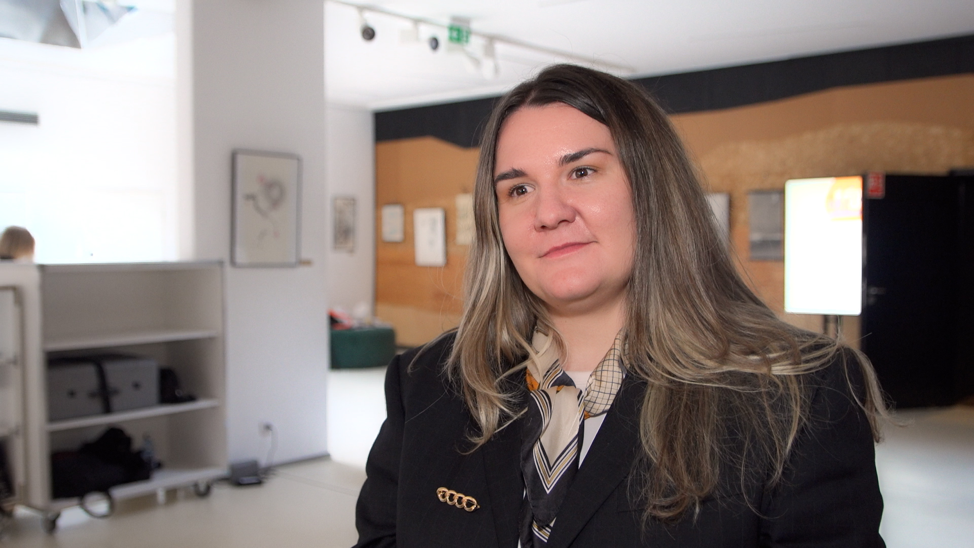 Pracownicy i studenci często korzystają ze sztucznej inteligencji do celów prywatnych. Nie wiedzą, jak ją wykorzystać w pracy