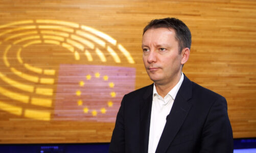 PE zapowiada walkę o silniejszy mechanizm warunkowości w nowym budżecie unijnym. Ma być automatyczny i bardziej klarowny